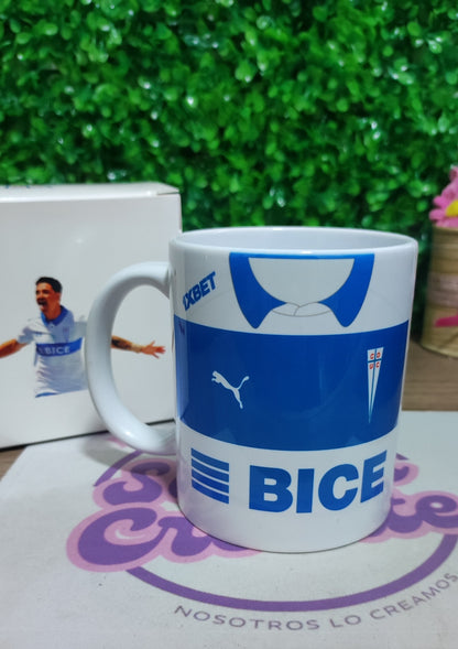 Taza U Católica 2025 + Caja Temática · Diseño 121