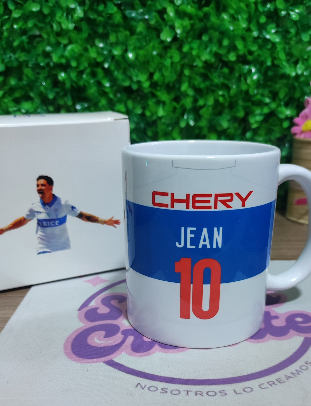 Taza U Católica 2025 + Caja Temática · Diseño 121