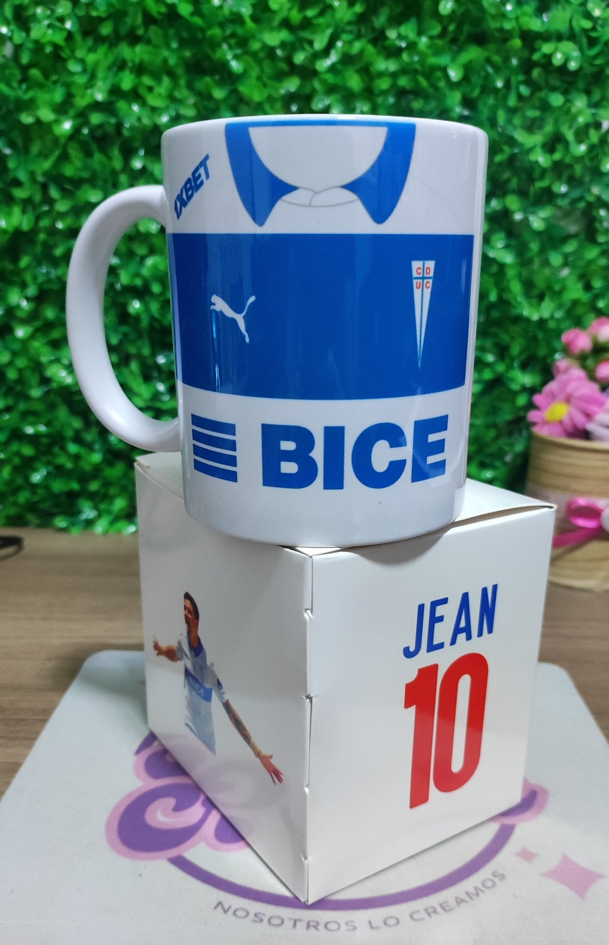 Taza U Católica 2025 + Caja Temática · Diseño 121