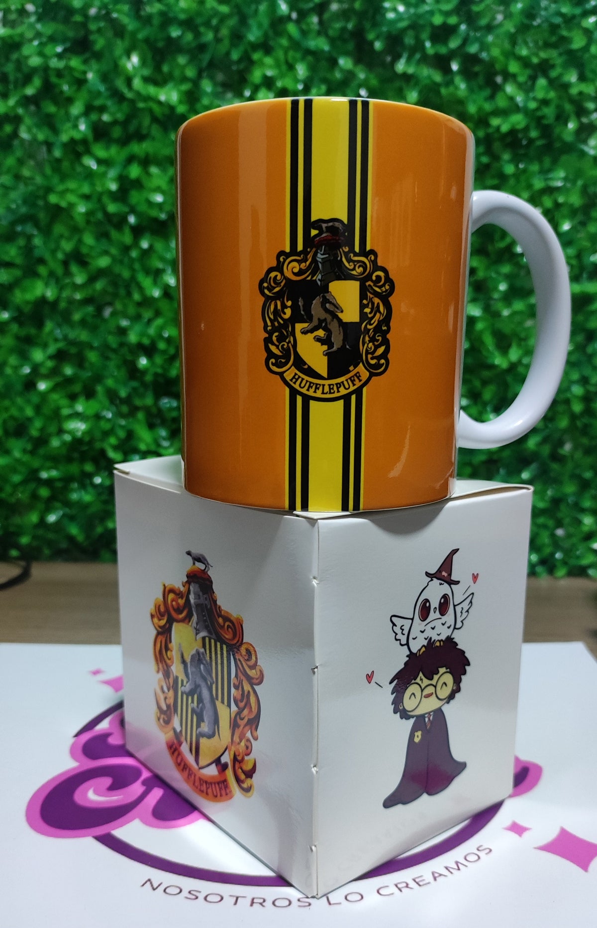 Taza Harry Potter casa Hufflepuff + Caja Temática · Diseño 383